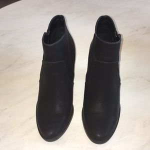 Dolce Vita Black ankle booties Sz 8